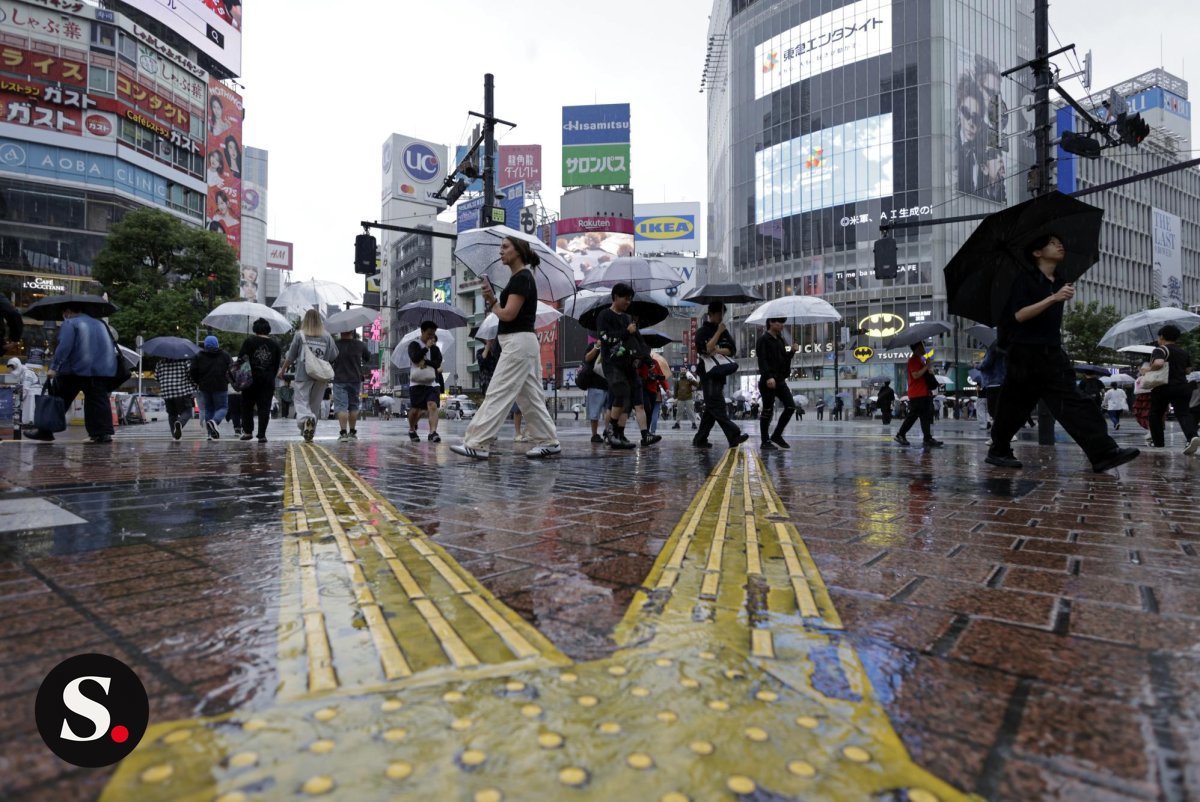 Naliv in močan veter tajfuna Dudžuan sta 21. septembra 2026 ohromila promet v Tokiu in osrednji japonski regiji Čubu. Foto: Franck Robichon/EPA prek UPI.